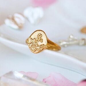 Lotus Stone Jewelry Signet Ring with Roses